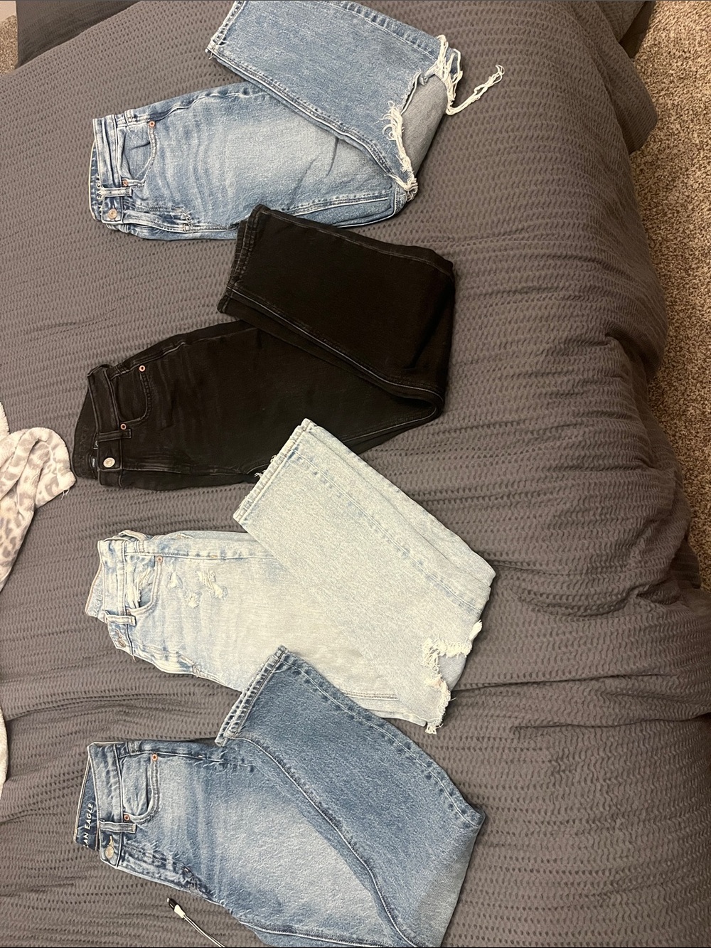 4 pairs American eagle jeans